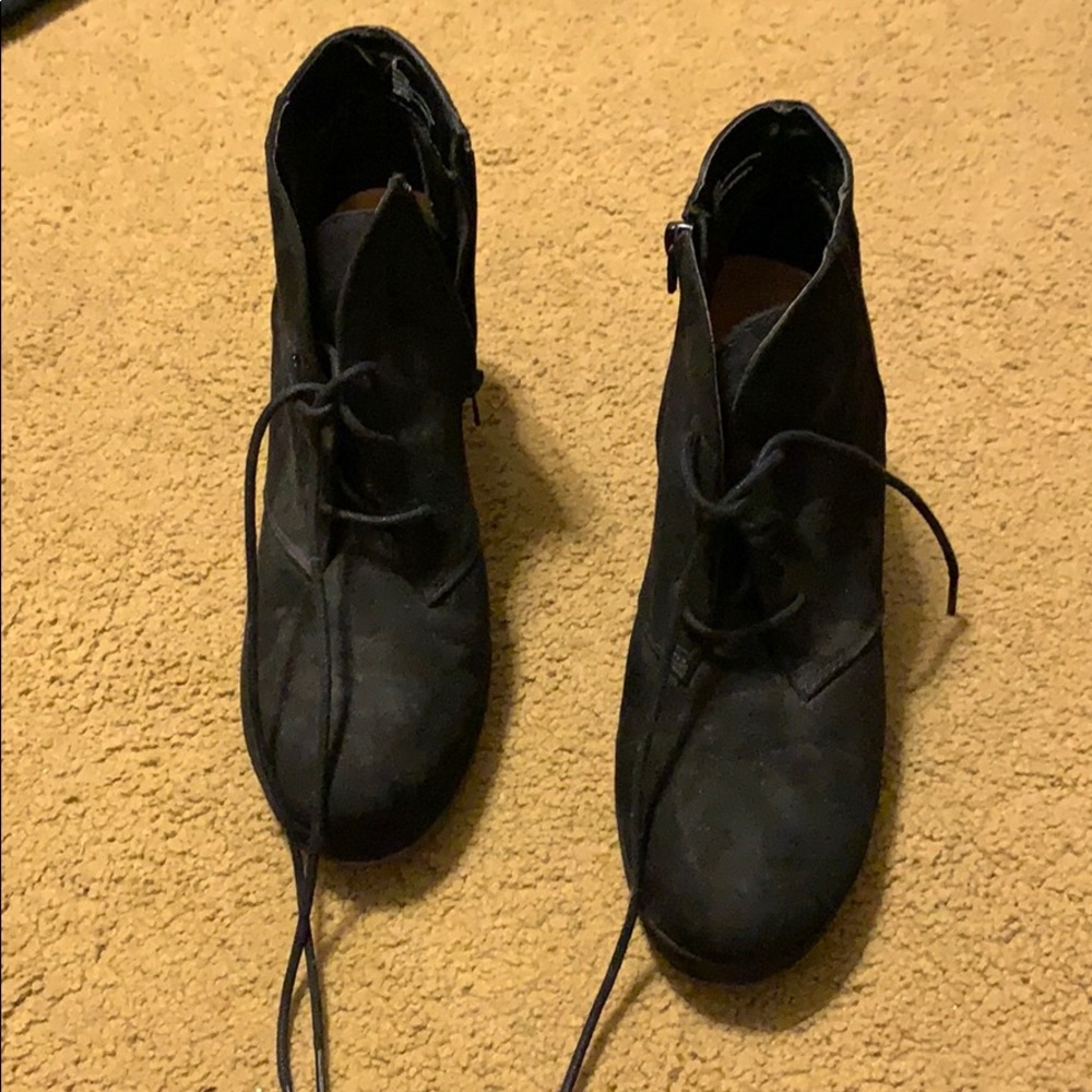 Black zip wedges